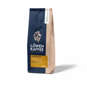 Eine 1 kg Packung Löwenkaffee in der Sorte Cafe Melange vor weißem Hintergrund.