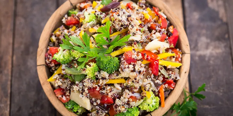 Hülsenfrüchte-Salat in Bowl serviert